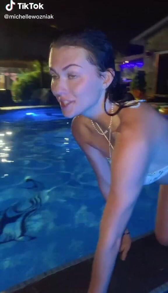 Erotic Michelle Wozniak Shows Cleavage In Bikini At The Pool Erolego