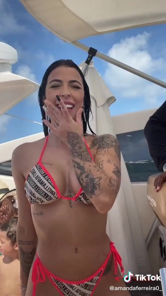 Irresistible Amanda Ferreira Shows Cleavage In Bikini Erolego