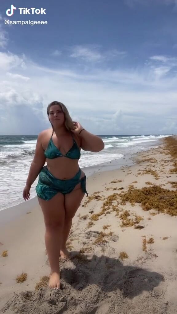 Amazing Sam Paige Shows Cleavage In Hot Green Bikini At The Beach