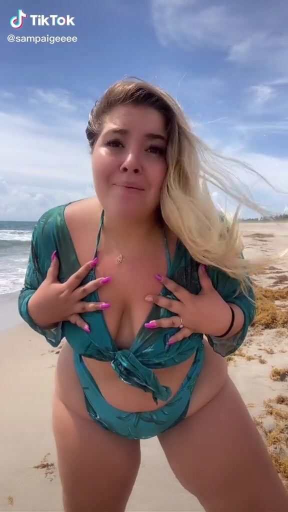 Erotic Sam Paige Shows Cleavage In Green Bikini At The Beach Erolego