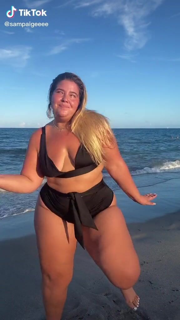 Sweet Sam Paige Shows Cleavage In Cute Black Bikini At The Beach