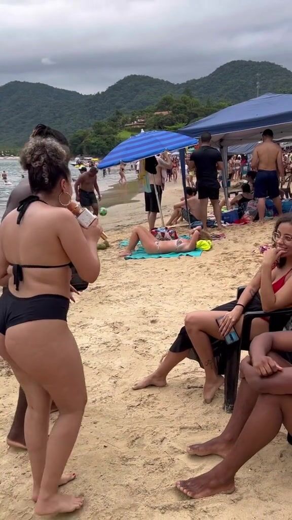 Erotic Jordan E Mel Shows Cleavage In Black Bikini At The Beach