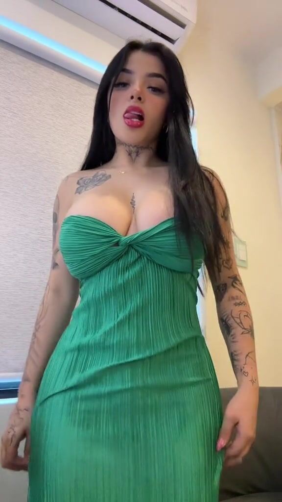 Hot Karely Ruiz Shows Cleavage In Green Dress Side Boob Erolego