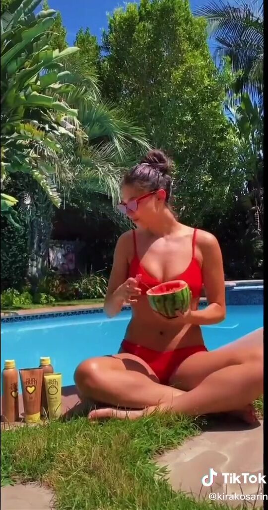 Erotic Kira Kosarin In Red Bikini At The Swimming Pool Erolego