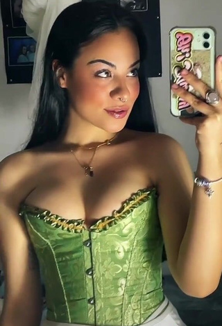 3. Irresistible Aida Martorell Shows Cleavage