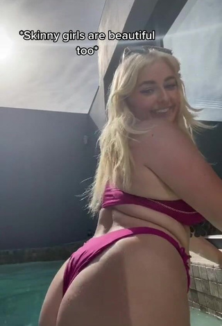 Irresistible Alexandria Knight Shows Big Butt at the Pool