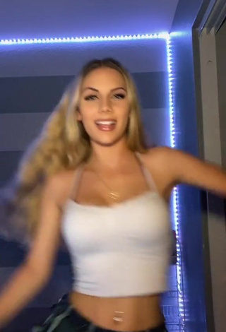 3. Elegant Arianna Flowers Shows Cleavage in White Crop Top while doing Dance and Bouncing Boobs