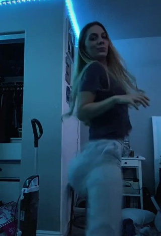 3. Hot Arianna Flowers Shows Butt while Twerking