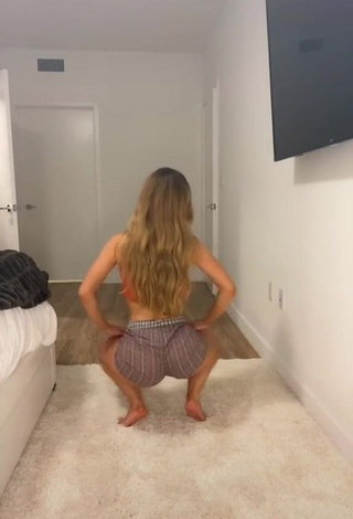 Amazing Arianna Flowers Shows Butt while Twerking