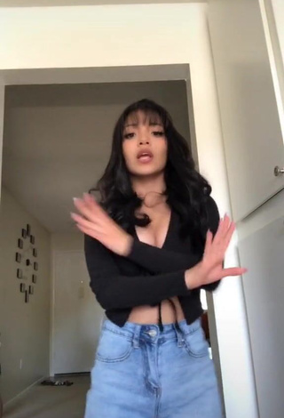 1. Wonderful Ashley Valdez Shows Cleavage in Black Crop Top