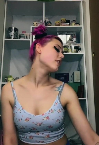 1. Irresistible Brooklyn Jade Shows Cleavage in Floral Crop Top