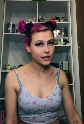 Irresistible Brooklyn Jade Shows Cleavage in Floral Crop Top