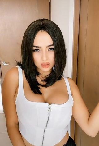 Attractive Alemia Rojas Shows Cleavage in White Crop Top