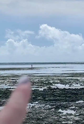 2. Erotic Anya Ischuk Shows Cleavage in Crop Top at the Beach