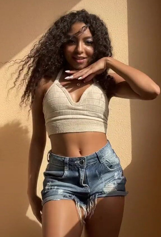 Irresistible Any Gabrielly in Beige Crop Top