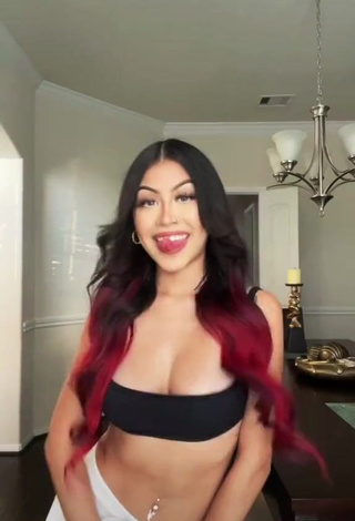 3. Desiree Montoya Shows Cleavage in Alluring Black Crop Top