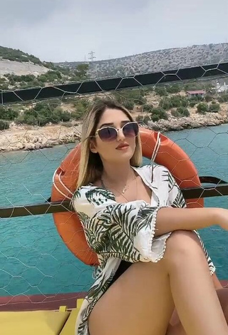 2. Irresistible Eda Aslankoç in Olive Bikini in the Sea