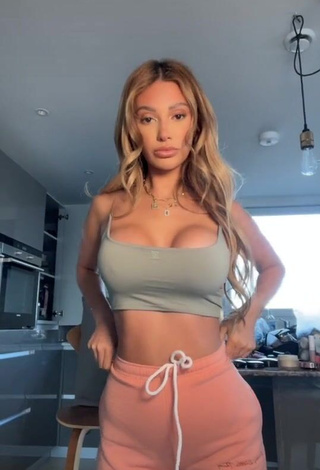 1. Sexy Francesca Farago Shows Cleavage in Grey Crop Top