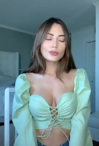 Seductive Georgina Mazzeo Shows Cleavage in Green Crop Top