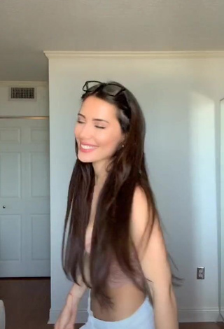 Irresistible Georgina Mazzeo Shows Cleavage in Beige Crop Top