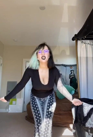 3. Sweetie Lee Shows Cleavage and Bouncing Boobs