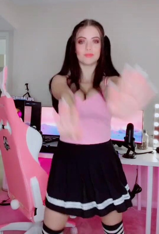 Captivating Julia Burch Shows Cleavage in Pink Crop Top and Bouncing Boobs