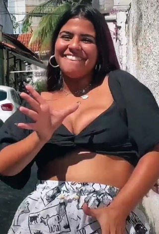 Hot Julia Antunes Shows Cleavage in Black Crop Top