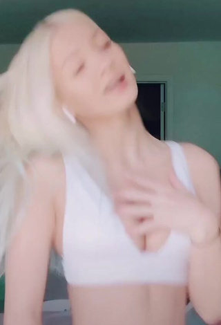 Erotic Kayla Polek Shows Cleavage in White Crop Top and Bouncing Boobs