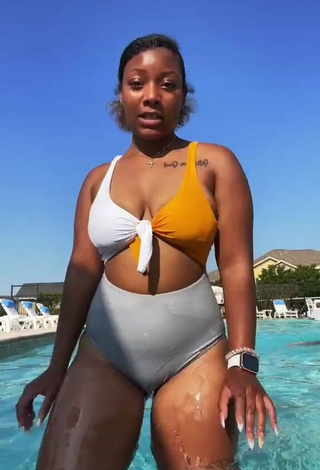 1. Erotic Keara Wilson Shows Cleavage in Swimsuit at the Swimming Pool