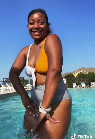 Erotic Keara Wilson Shows Cleavage in Swimsuit at the Swimming Pool