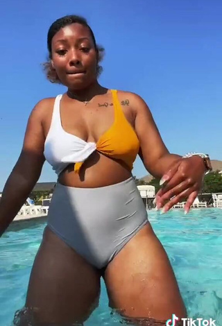 3. Erotic Keara Wilson Shows Cleavage in Swimsuit at the Swimming Pool