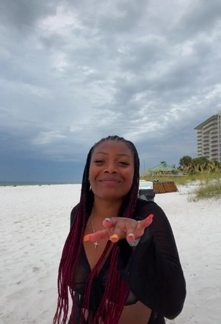 3. Erotic Keara Wilson in Crop Top at the Beach