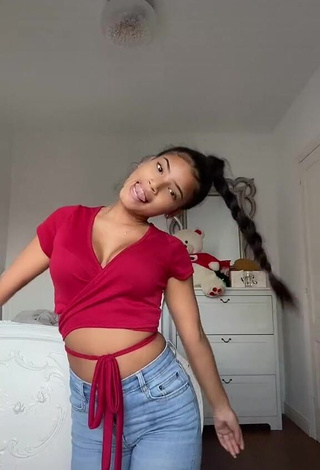 1. Sensual kerlytaaaaa Shows Cleavage in Red Crop Top