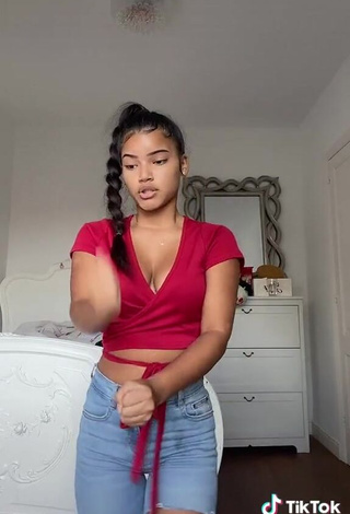 Sensual kerlytaaaaa Shows Cleavage in Red Crop Top