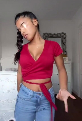 kerlytaaaaa Shows Cleavage in Alluring Red Crop Top