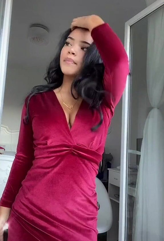 Erotic kerlytaaaaa Shows Cleavage in Red Dress