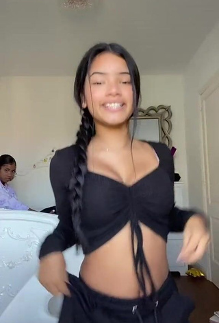 Elegant kerlytaaaaa Shows Cleavage in Black Crop Top