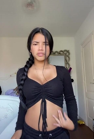 kerlytaaaaa Looks Sexy in Black Crop Top