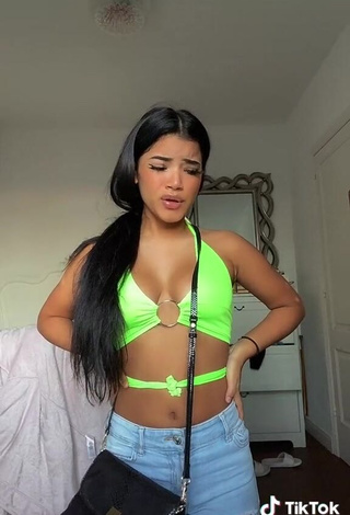 Irresistible kerlytaaaaa Shows Cleavage in Lime Green Crop Top