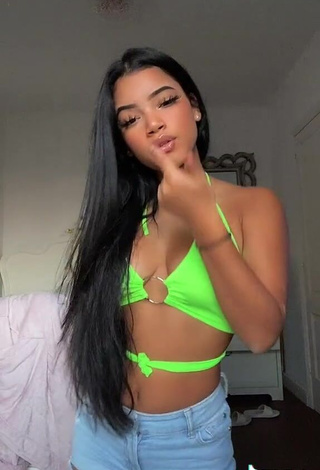 Dazzling kerlytaaaaa Shows Cleavage in Inviting Lime Green Crop Top