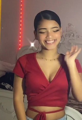 Magnificent kerlytaaaaa Shows Cleavage in Red Crop Top