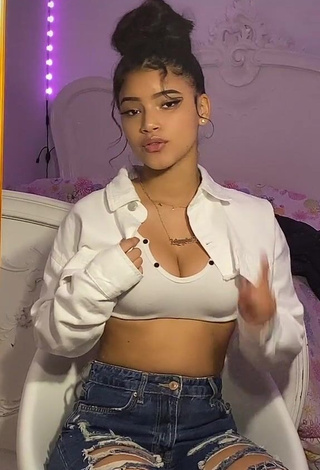 1. Sexy kerlytaaaaa Shows Cleavage in White Crop Top