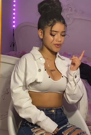 2. Sexy kerlytaaaaa Shows Cleavage in White Crop Top