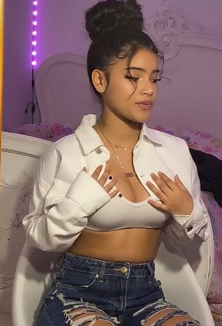 3. Sexy kerlytaaaaa Shows Cleavage in White Crop Top