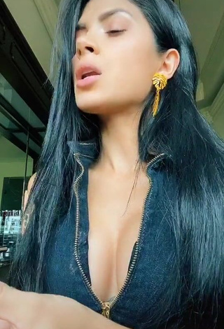 1. Kimberly Flores Shows her Inviting Cleavage