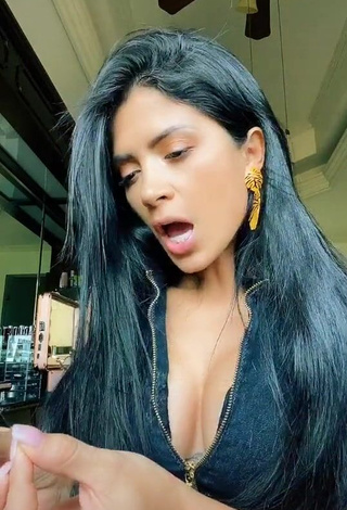 3. Kimberly Flores Shows her Inviting Cleavage