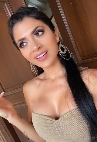 3. Kimberly Flores Shows her Sexy Cleavage