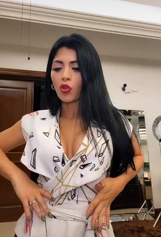 Kimberly Flores Demonstrates Seductive Cleavage