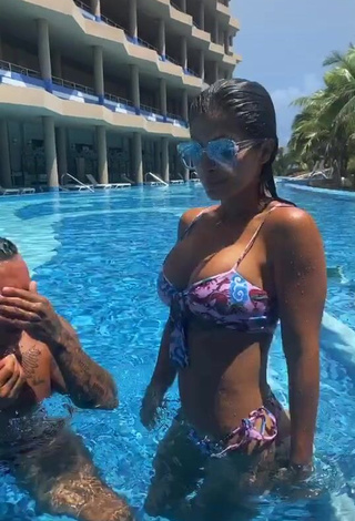 1. Sweetie Kimberly Flores Shows Cleavage in Bikini at the Swimming Pool