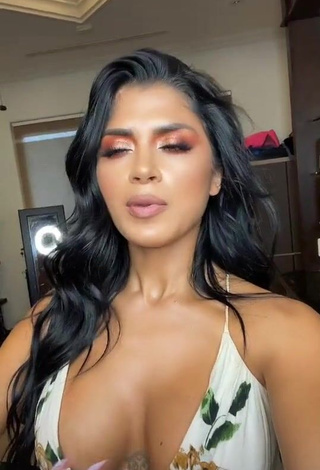 1. Alluring Kimberly Flores Shows Cleavage